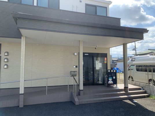 入口が広々とした建物