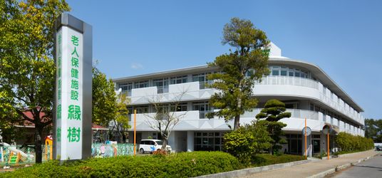 木々に囲まれた建物の外観