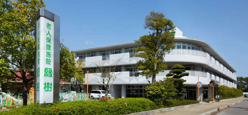 木々に囲まれた建物の外観