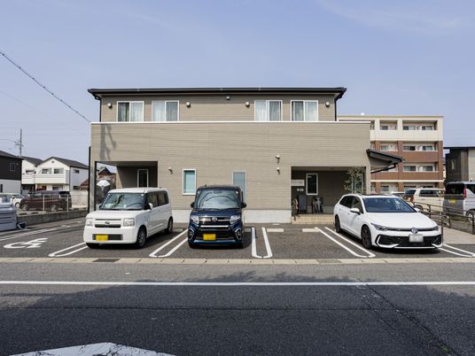 駐車場付き建物外観