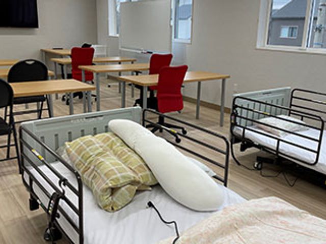 ベッドと机のある居室 居室 広々とした空間で、ベッドや机が配置された部屋です。快適な環境でおくつろぎいただけます。