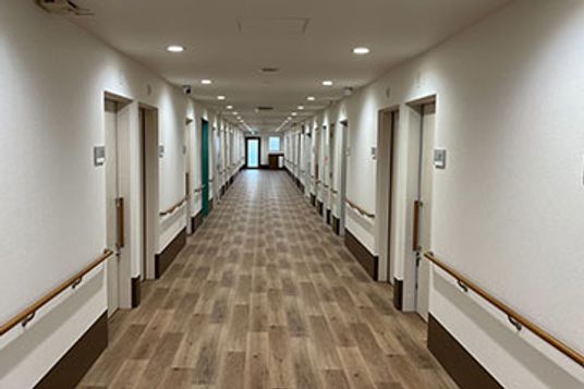 手すり付きの長い廊下