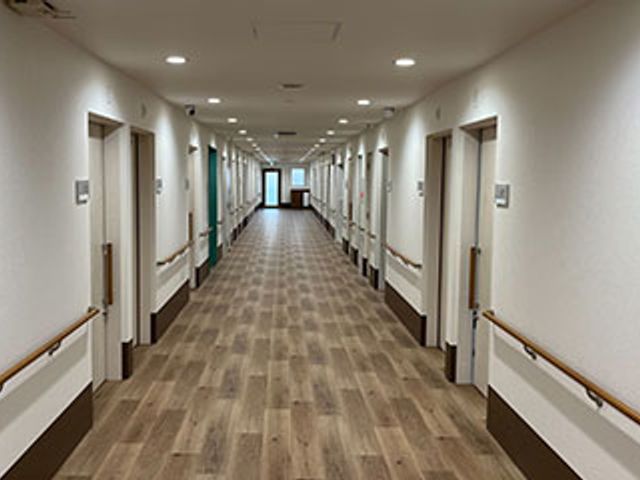 手すり付きの長い廊下 廊下 安全を考えた手すりが両側に設置されている廊下です。シンプルで清潔感があります。