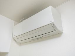白い空調設備の室内