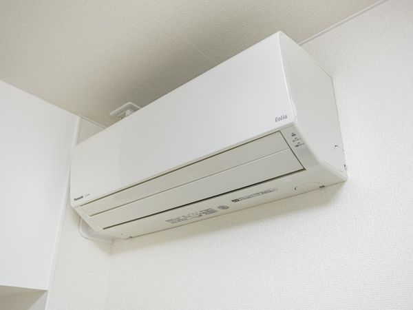 白い空調設備の室内