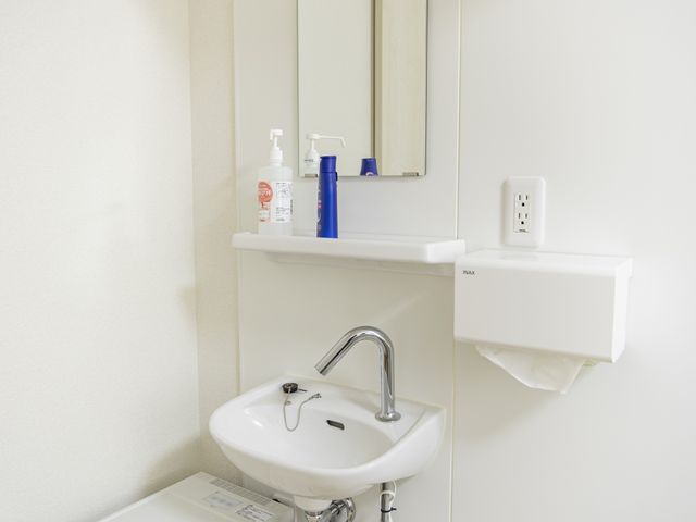 洗面台とトイレの設備 トイレ 清潔感ある空間で、スムーズに動ける設備が整っています。働きやすさを重視した設計です。