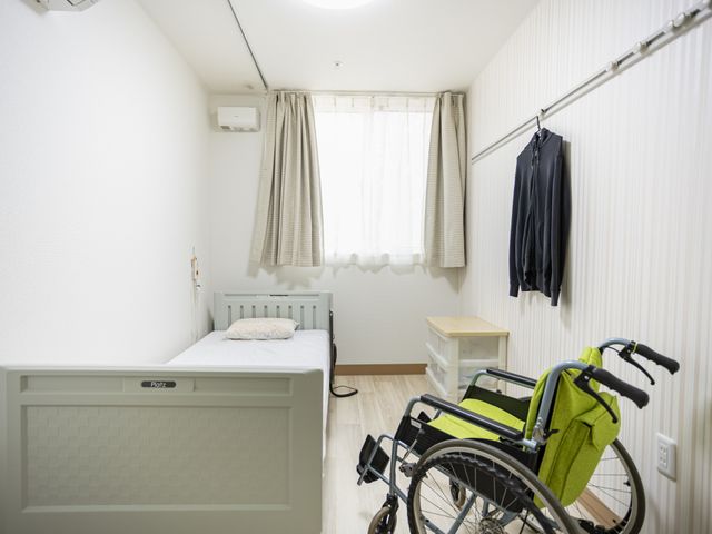 シンプルな居室 居室 車椅子でも利用しやすいレイアウトのシンプルな居住空間です。自然光が差し込む窓が特徴です。