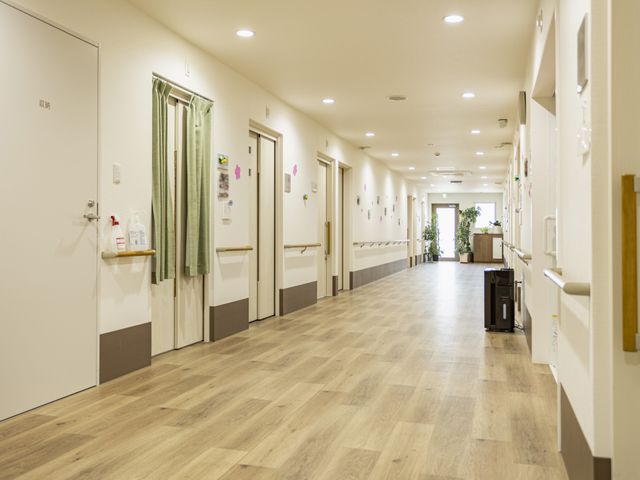 明るい廊下 廊下 広々とした明るい廊下には、各部屋へのアクセスがスムーズです。優しい照明が心地よさを与えます。