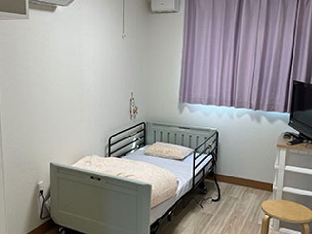 静かな個室空間 居室 落ち着いた雰囲気のある個室は、プライバシーを重視した設計です。必要な設備が整っています。