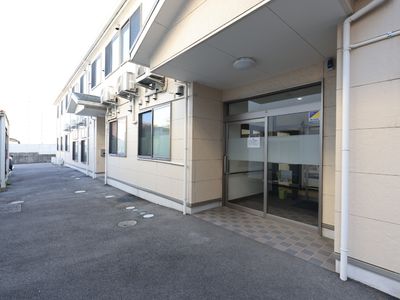 入口と外壁の様子