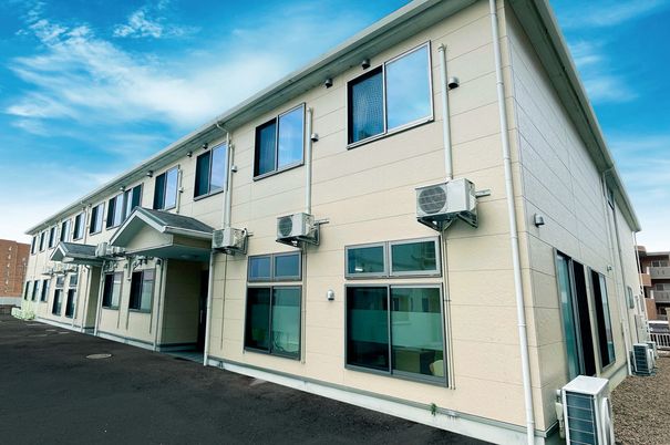 白い建物の外観