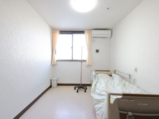 明るい個室の居室