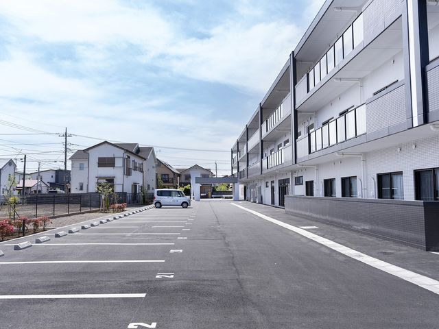 明るい清潔な外観 駐車場 広々とした駐車場が整備された施設外観です。利便性と安全性を重視した設計がされています。