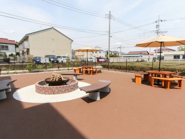 中庭の憩いの場 広場 屋外の中庭は、ウッドベンチや大きな日よけ傘が設置され、のんびりとした時間を過ごすことができるよう配慮されています。