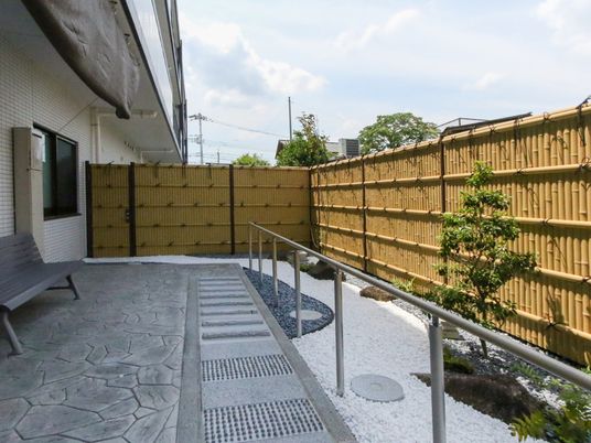 中庭の歩道とベンチ