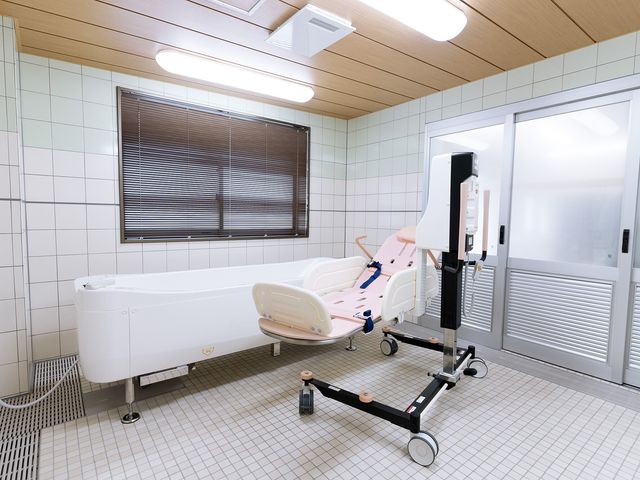 清潔な浴室設備 ストレッチャー浴 安全に配慮されたバリアフリーの浴室です。最新の設備を備え、利用者の快適な生活をサポートしています。