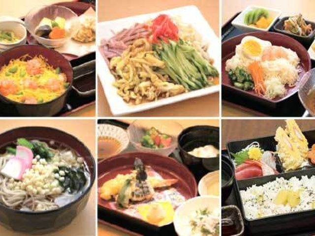 彩り豊かな食事の風景 献立例 栄養満点で彩り鮮やかな料理が並ぶ食事の様子です。健康管理にも気を使った、バランスの取れた献立が用意されています。