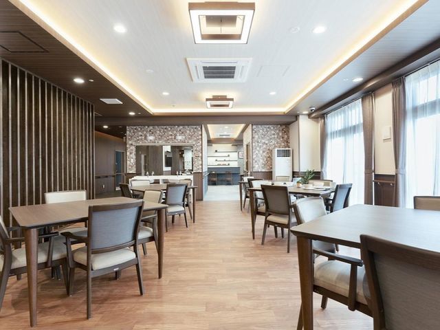 落ち着いた雰囲気の食堂 食堂兼機能訓練スペース 明るく広々とした食堂で、一緒に居心地の良い時間を提供しませんか。落ち着いた雰囲気の中で働けます。