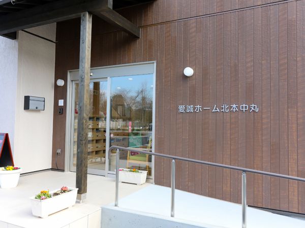エントランスの清潔感ある外観