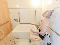 バリアフリー設計の浴室