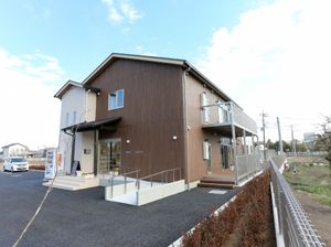 明るい施設の外観