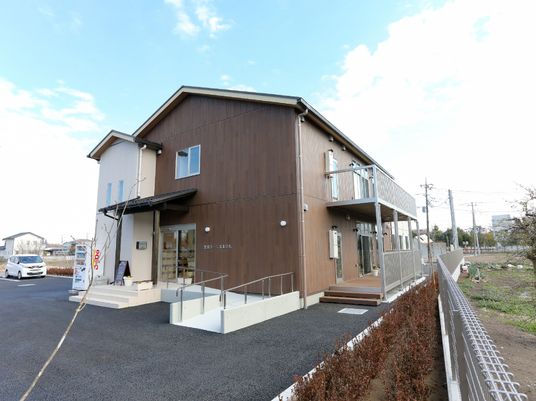 明るい施設の外観