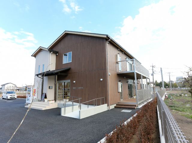 明るい施設の外観 外観 清潔感あふれるモダンな外観です。車いすの方でも安心して出入りできるバリアフリー設計となっています。