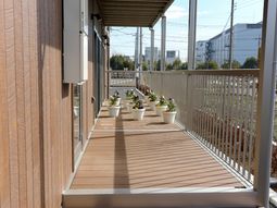 明るい屋外テラス