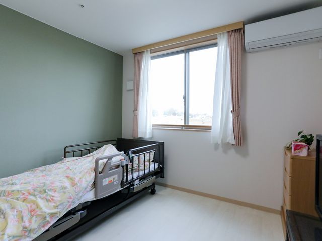 居心地の良い居室 居室 ゆったりとした床面積の個室です。窓からは自然光が入り、明るく穏やかな時間が流れています。