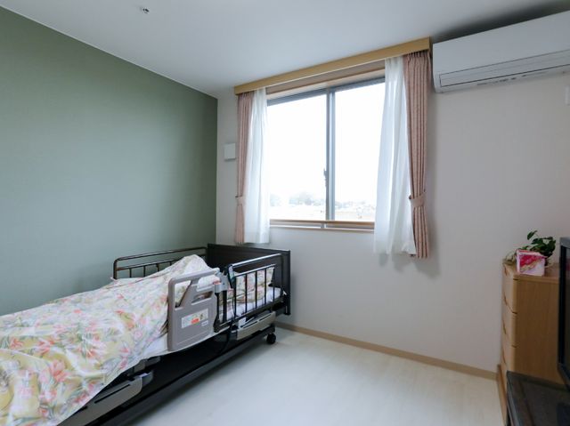 居心地の良い居室 居室 ゆったりとした床面積の個室です。窓からは自然光が入り、明るく穏やかな時間が流れています。