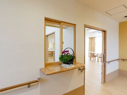 廊下に花が飾られている