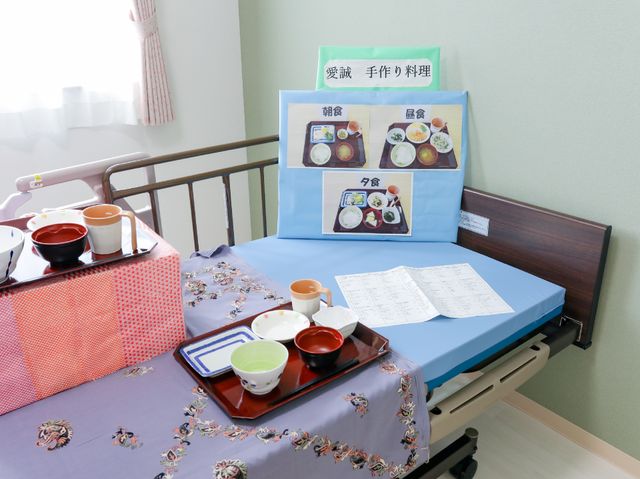 居室の食事セットアップ 食事 配膳された居室の食卓では、栄養バランスを考慮した食事をご提供しています。明るく清潔な空間での食事が、生活の質の向上につながります。