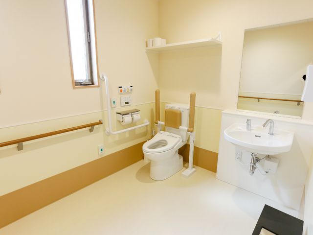 バリアフリートイレ トイレ 手すり付きのバリアフリー設計のトイレです。安全にご利用いただける環境を整え、安心してお過ごしいただけます。