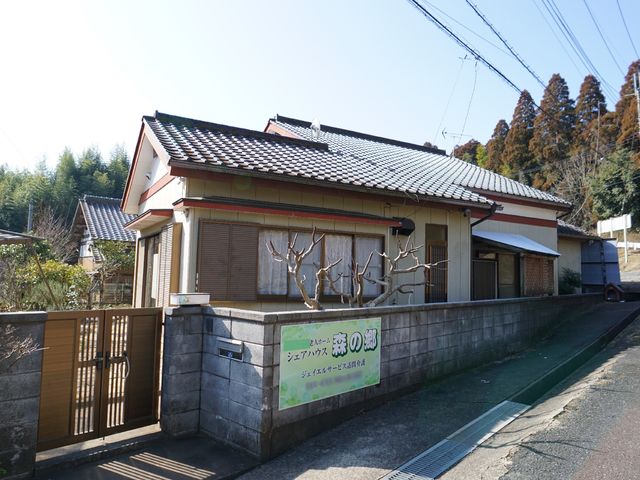 和風の外観施設 外観 自然豊かな地域に佇む和風の建物で、静かで落ち着いた環境が魅力です。やすらぎを感じさせる門扉が訪れる方を温かく迎え入れます。