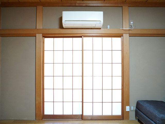 和室の襖とエアコン 居室 伝統的な雰囲気の和室です。こちらで落ち着いた時間をお過ごしいただけます。
