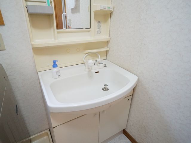 清潔な洗面台 洗面台 きれいに保たれた洗面スペースです。快適にお手入れができるよう設計されており、ゆとりを持ってお使いいただけます。