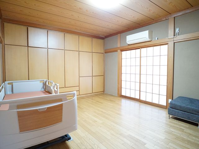 和風の居室 居室 広々とした和風の居室です。自然光が差し込む窓と、モダンなベッドが調和しています。