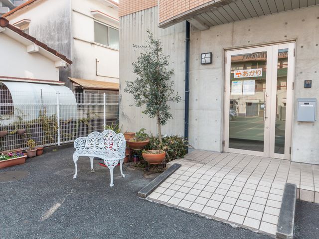 施設入り口の様子 エントランス 明るいエントランスには、訪問者を迎えるための心地よいベンチが設置されています。