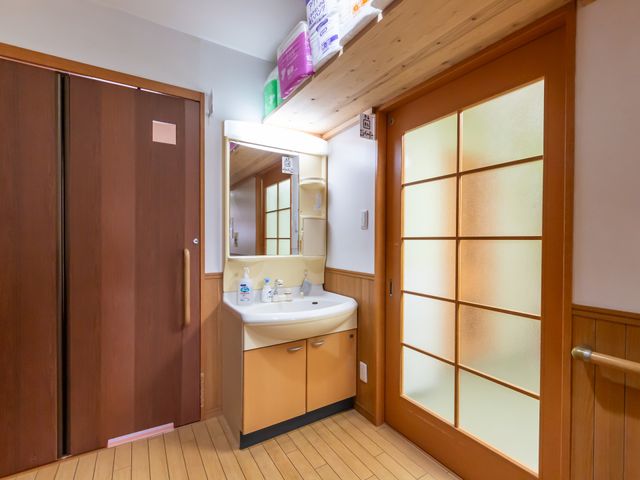 明るい洗面台の部屋 洗面台 自然光がたっぷり入る清潔感のある空間です。使い勝手を考慮した作りになっています。