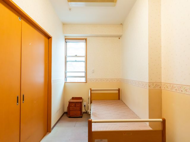 ベッドのある居室 居室 採光の良い空間で、日中も明るさを感じられます。温かみのあるデザインが特徴です。