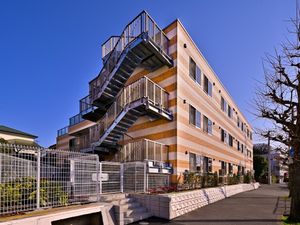 明るい日差しの建物外観