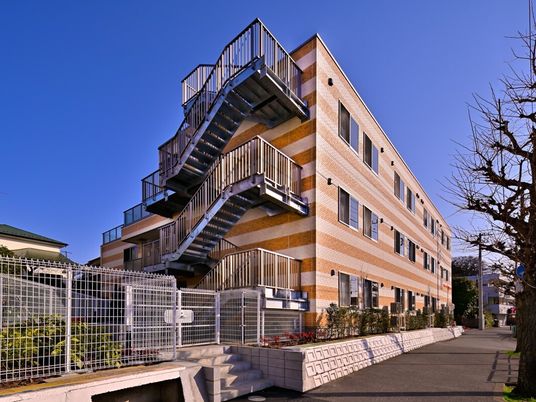 明るい日差しの建物外観