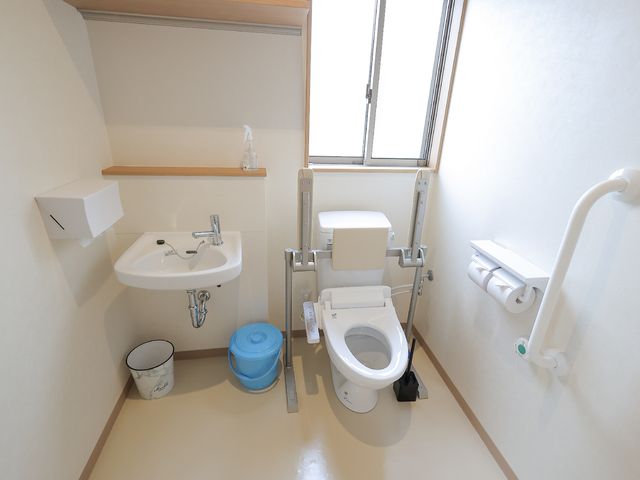 バリアフリー対応のトイレ トイレ 手すり設置のトイレは、使用時の安全と便利さを考慮した設計です。自立支援のための配慮が行き届いています。