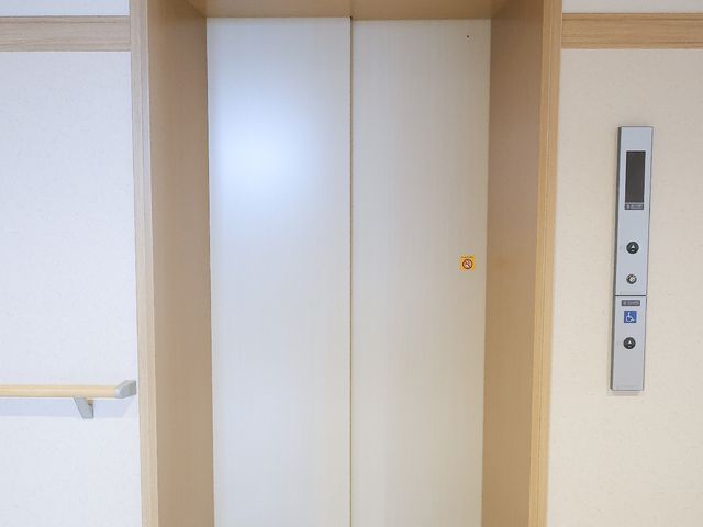 和室のスライド式扉 エレベーター 車椅子でも安心してご利用いただける、広々としたエレベーター入口です。動線にも配慮された設計をお確かめください。