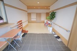 清潔な空間と植物のエントランス