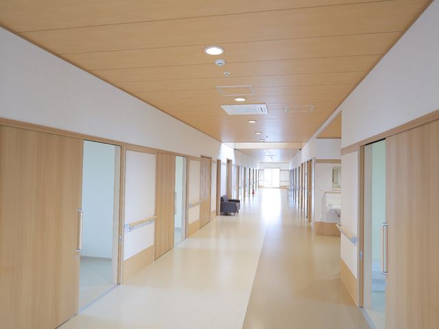 明るく広い廊下 廊下 通路は広く明るく、手すりも完備されており、安心して歩行できる環境が整っています。働くスペースとしても、利用者の快適な移動をサポートできる設計になっています。