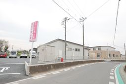 看板のある施設の外観