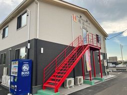 赤い階段のある建物外観