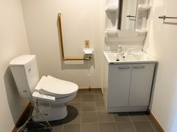 清潔なトイレと洗面台