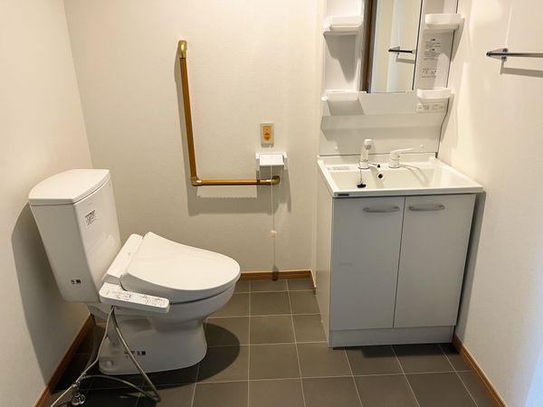 清潔なトイレと洗面台